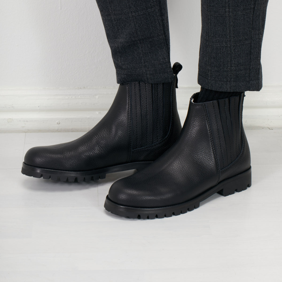 Men Chelsea Vibram Boot Black