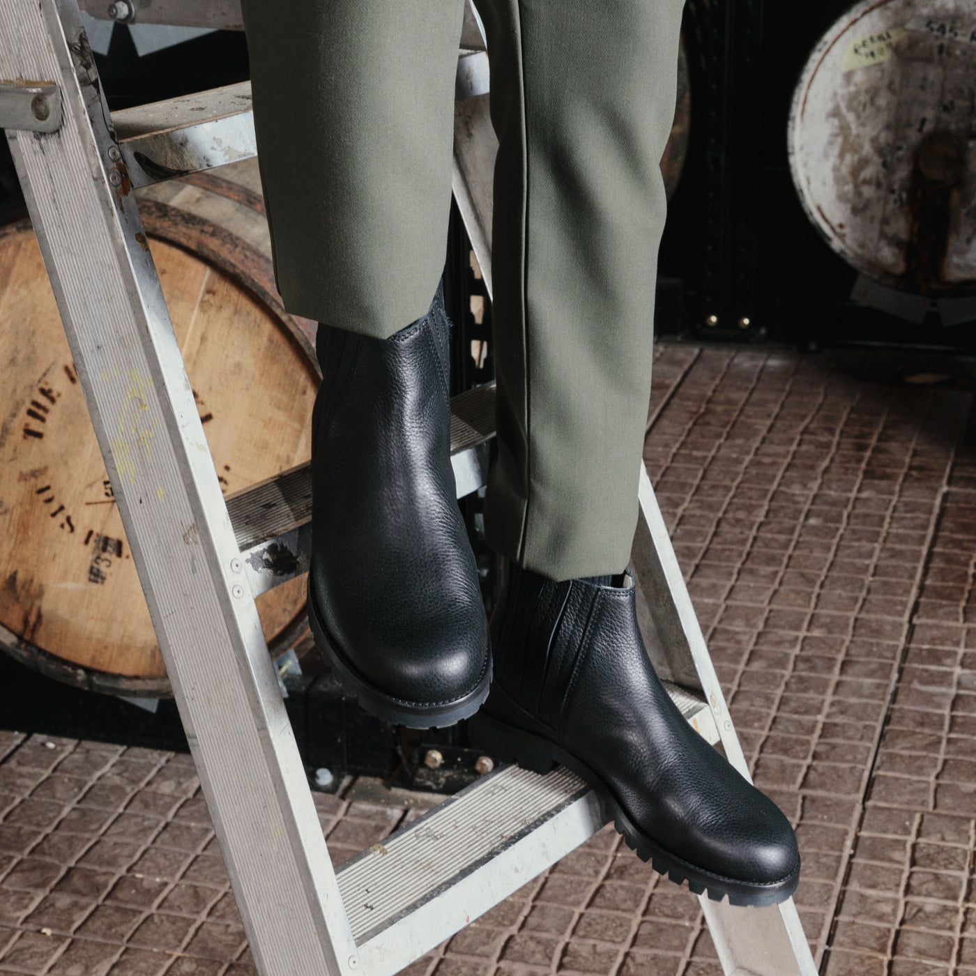 Men Chelsea Vibram Boot Black