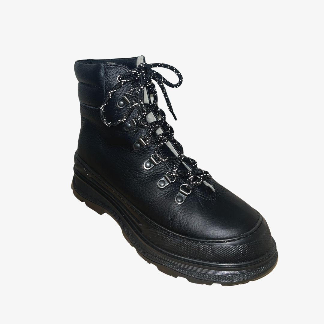 Mustat heijastavat kengännauhat