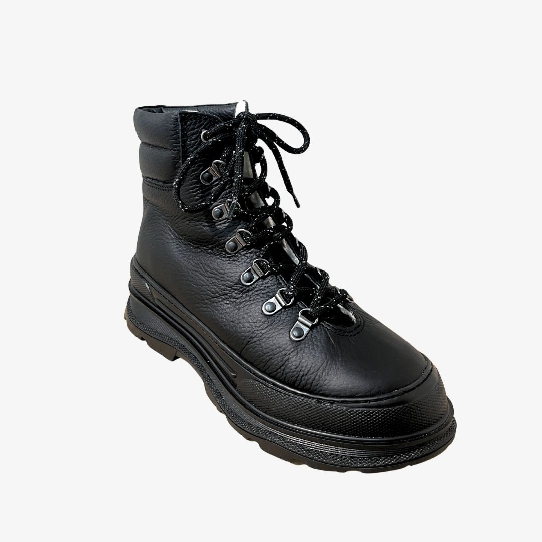 Mustat heijastavat kengännauhat