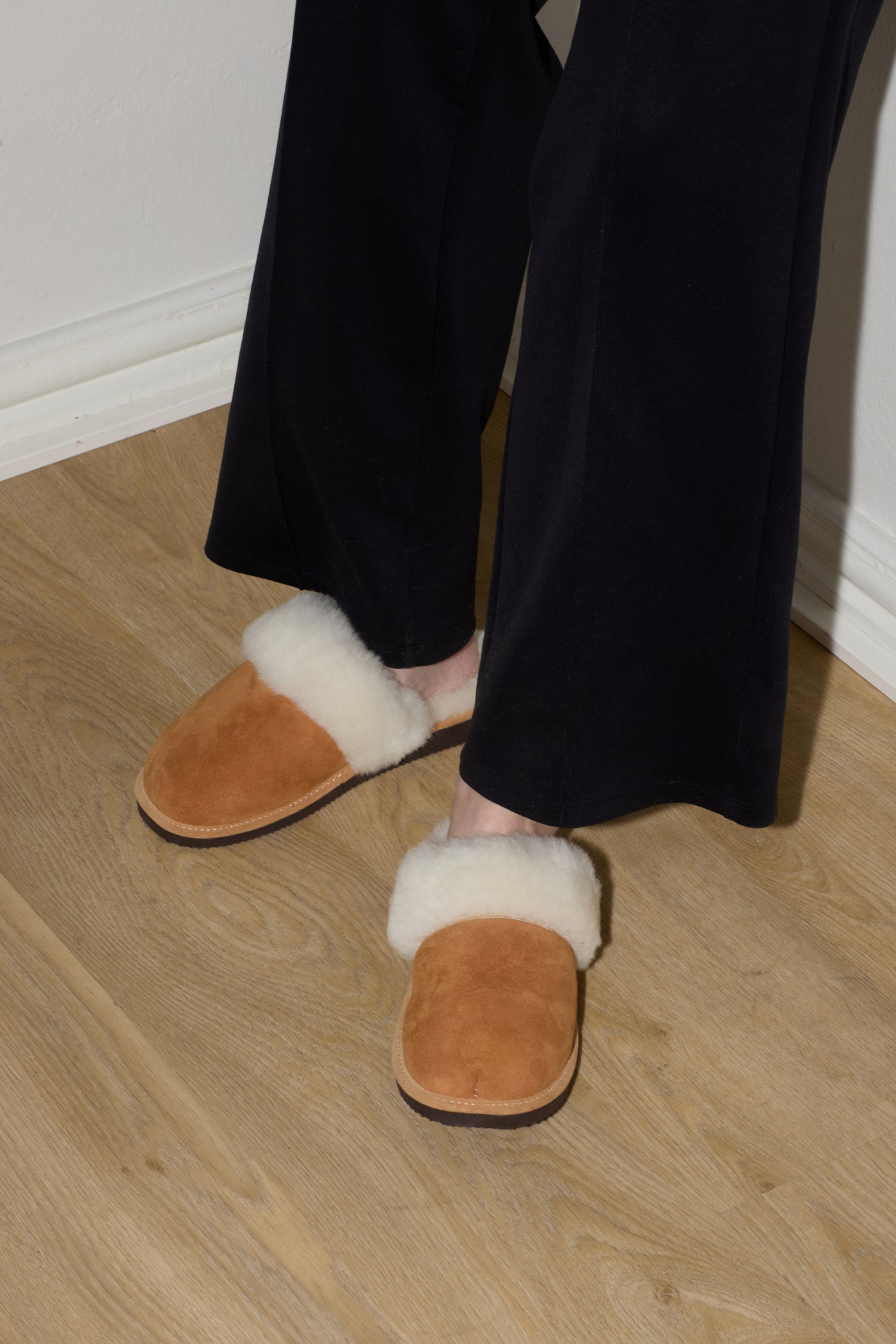 David shearing sheepskin cognac slipper