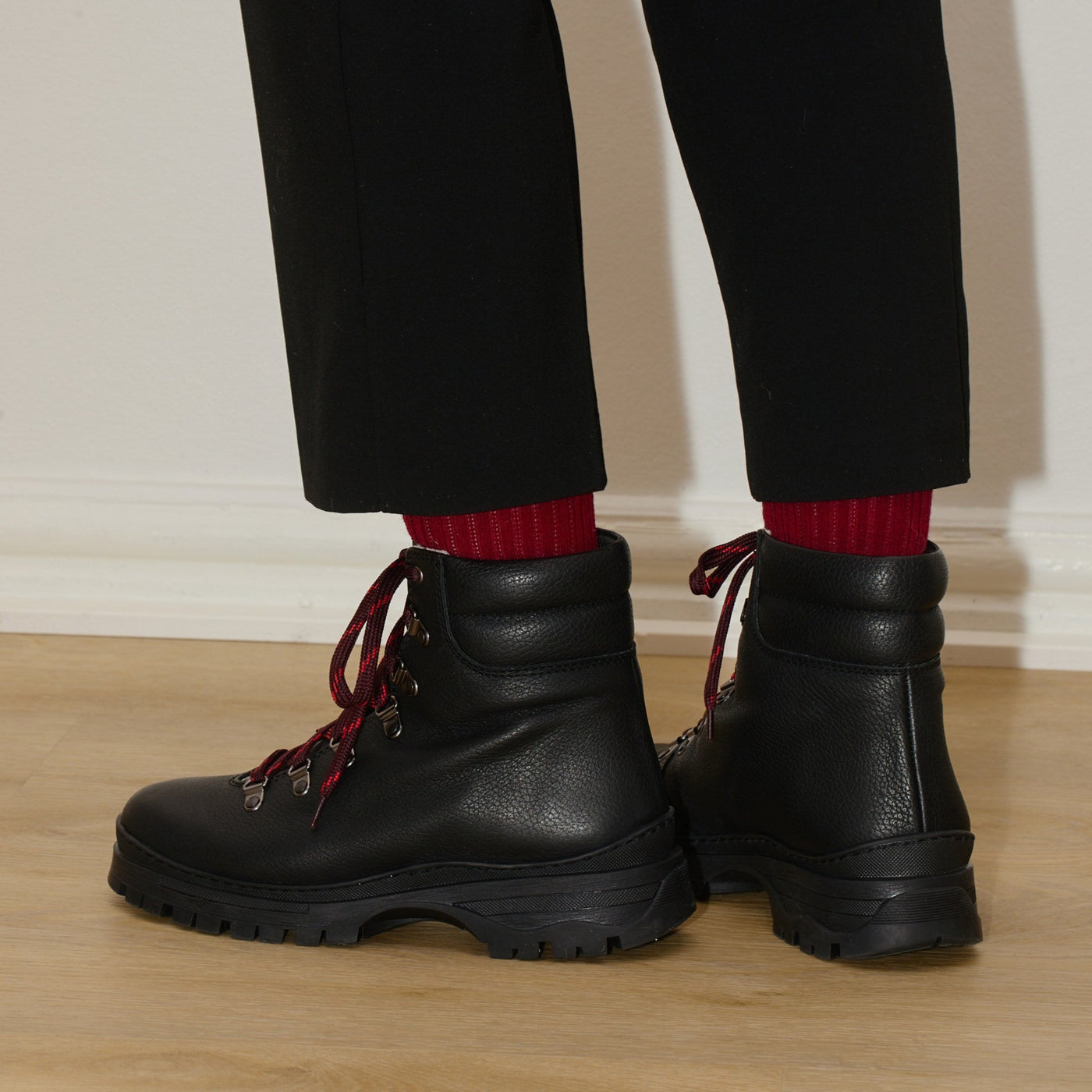 Saana hiking boot black / red