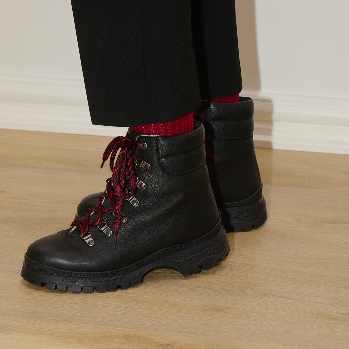 Saana hiking boot black / red